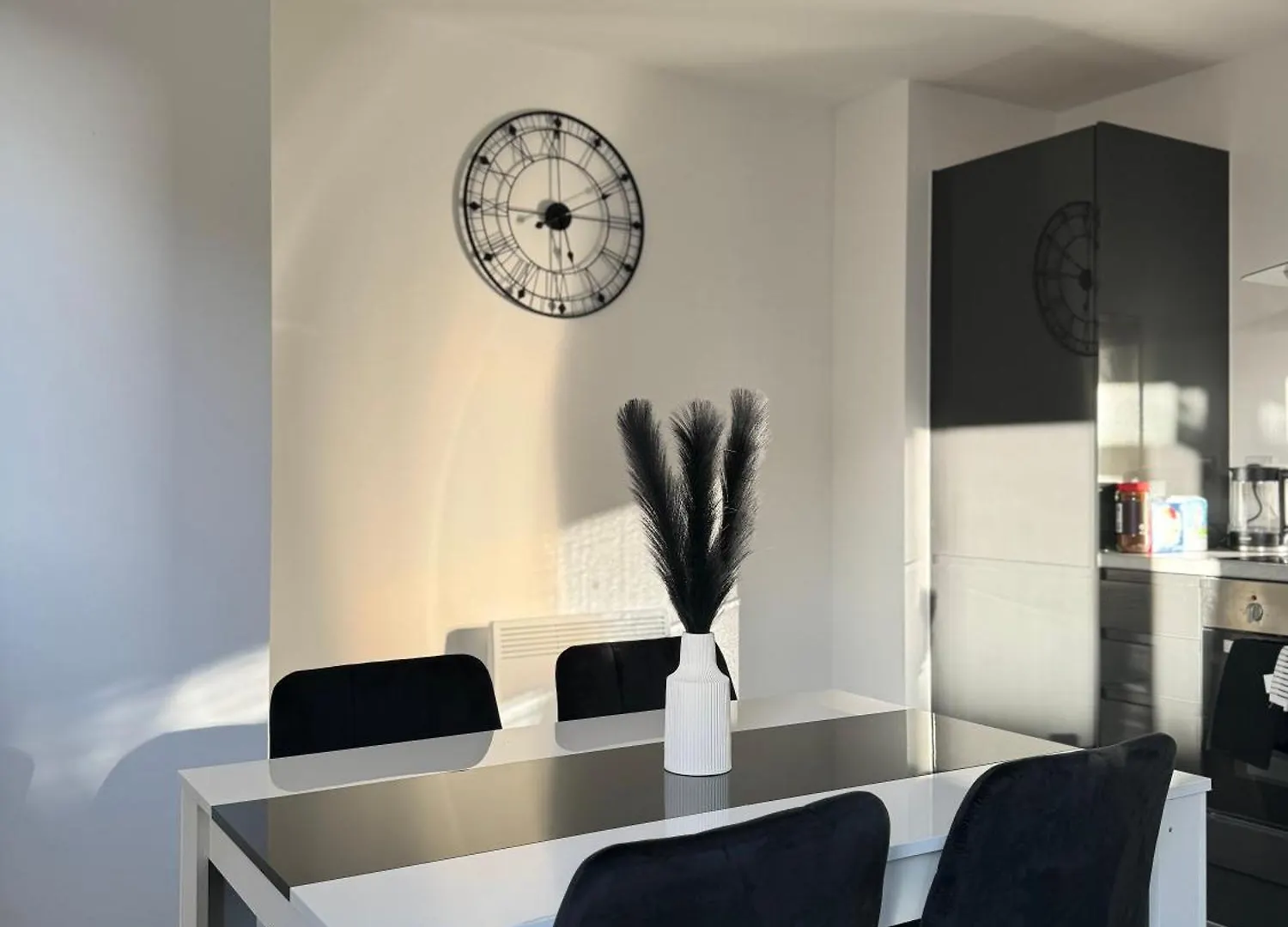 Stylish Central Retreat, Heart Of The Action, Netflix شيفيلد