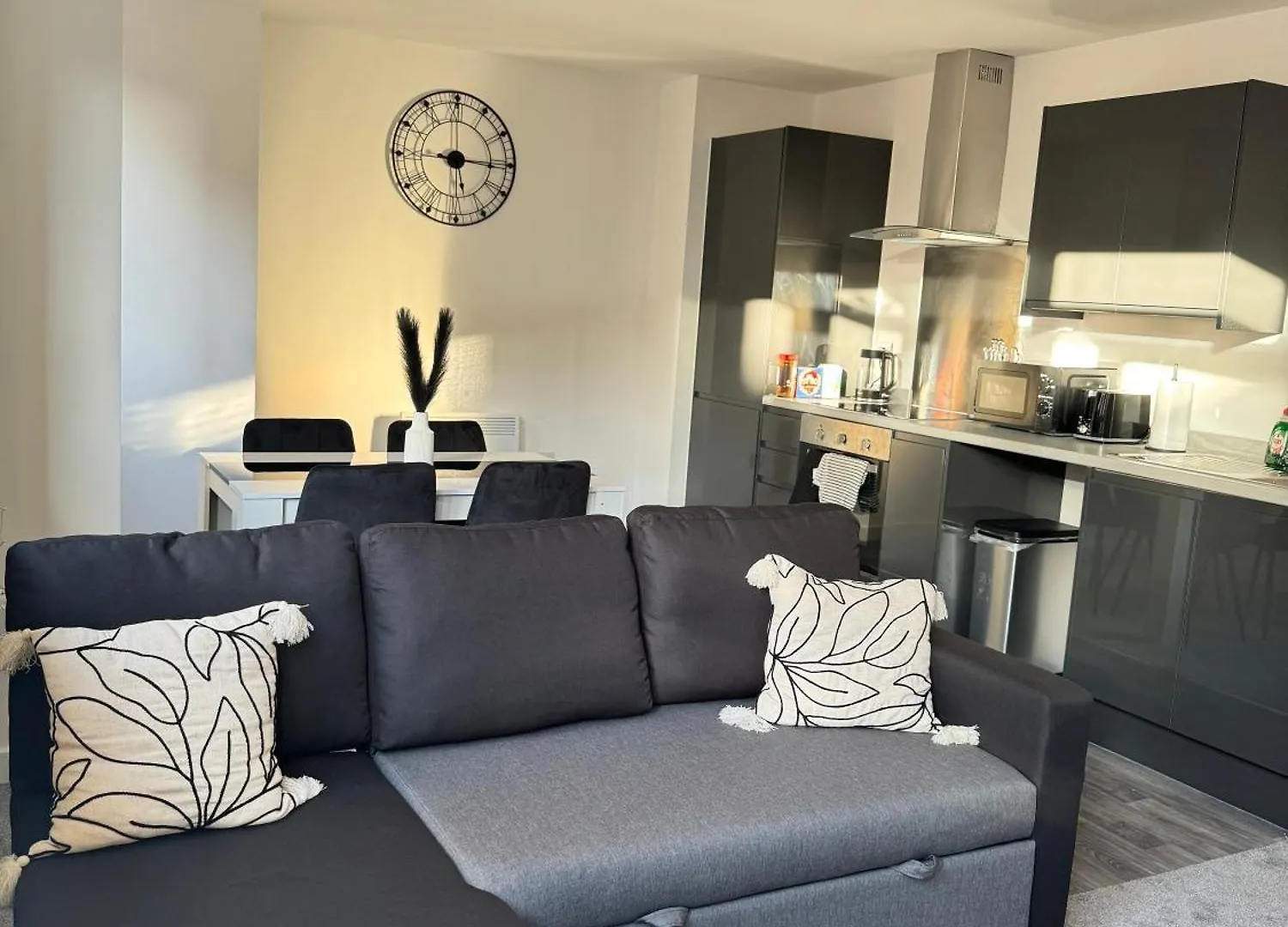 Stylish Central Retreat, Heart Of The Action, Netflix شيفيلد